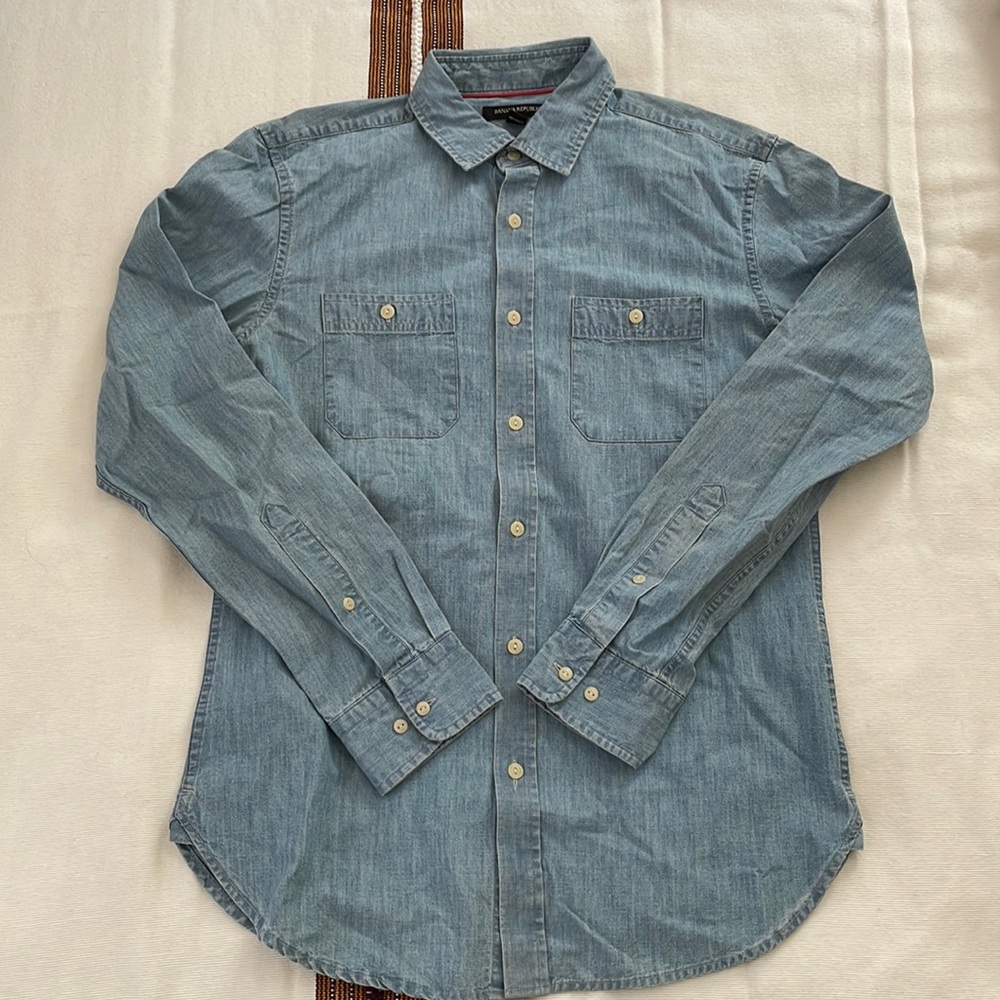 New! Banana Republic Men’s chambray shirt